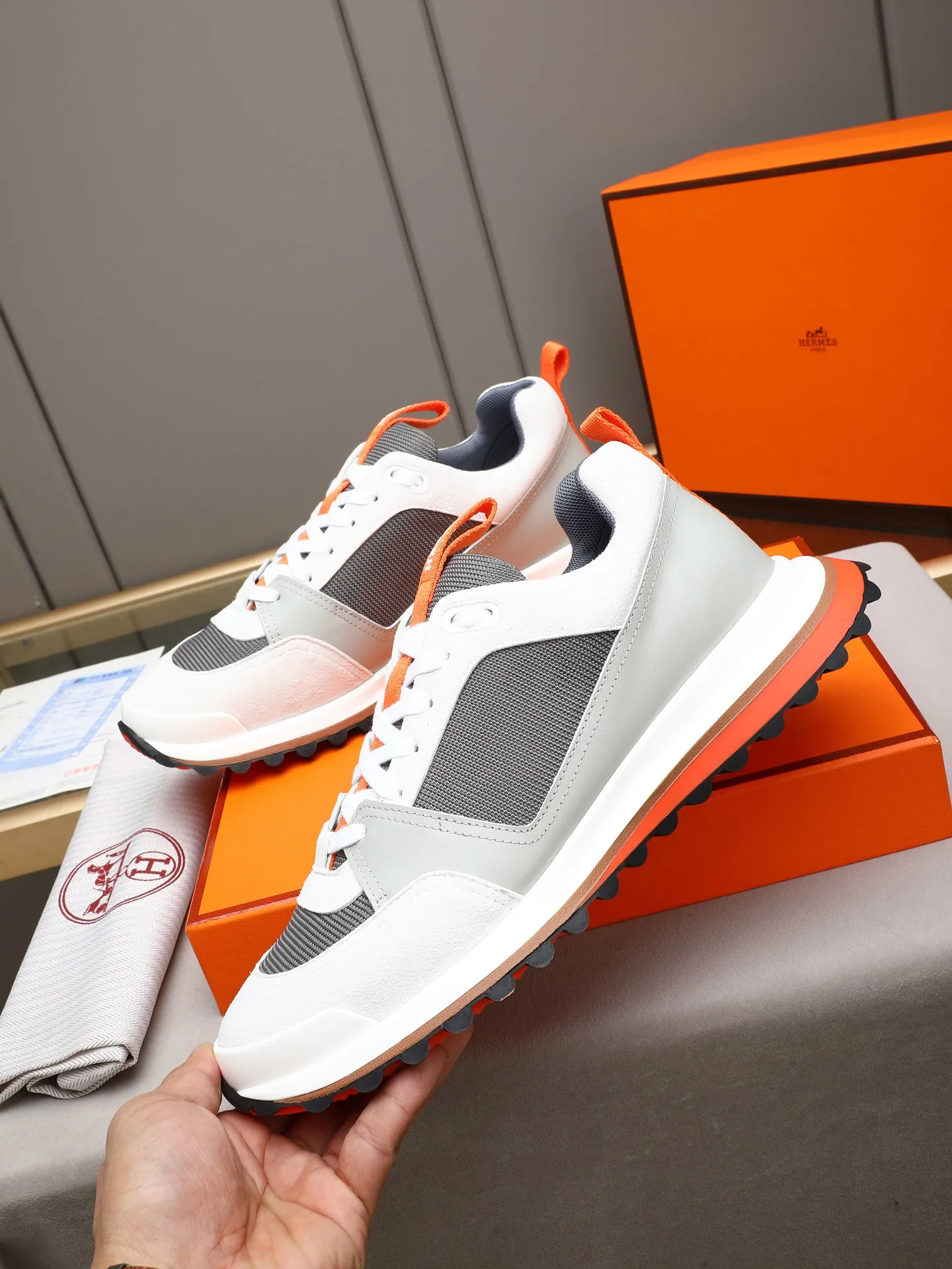 PP680【Hermes】fe new arrival~New Bouncing sneakers are the most comfortable shoes from Hermès. They are extremely light on the feet and look great. You won’t feel tired even when you go shopping and running around. 👍Very light and comfortable. Extremely light. Perfect for both sports and leisure. They feel great when you step on them! It’s up to you to choose, there’s always what you want~ ✔️Fabric: Imported first-layer cowhide ✔️Inner lining: Imported water-dyed cowhide ✔️Outsole: Seamless combination of IP+TPU (multi-color letters) German technology irradiation machine ✔️Code number: Male 38-44 (45 customized)
